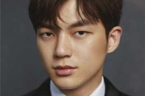额头v字型适合什么发型,额头高的人适合什么发型男