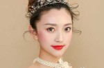 新娘盘头用什么鲜花（新娘盘头时，大皇冠是正着戴还是偏着戴）