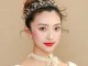 新娘盘头用什么鲜花（新娘盘头时，大皇冠是正着戴还是偏着戴）