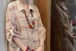 50岁女人穿什么颜色好（50岁的女人，白发较多，染金棕色，怎样，盖住白发，怎么调比例，染后颜色一样）
