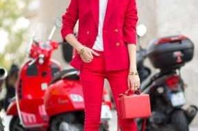 红色包包怎么搭配衣服（红色包包怎么搭配衣服图片）