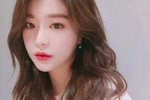 娃娃脸适合什么发型女（娃娃脸的人适合直发还是卷发，染什么颜色的好看）