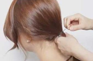 头发到屁股怎么扎好看（衣服扎裤子里的方法）