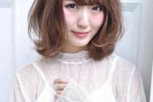 两颊宽适合什么发型（两颊宽适合什么发型女）