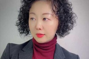 脸胖适合烫什么发型（60岁的女人脸大烫什么发型好）
