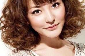圆脸自然卷适合什么发型（自然卷的头发、周董一样的眼睛、圆脸，适合什么发型）