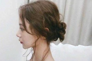 中长头发怎么盘好看（中长头发很薄怎么盘）