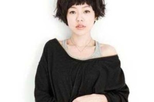 女生短发烫了纹理，回家会洗完头怎样打理，怎样用吹风机吹的蓬松呢?知道的大神说下详细点谢谢,烫过的头发怎么吹视频教程