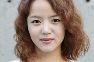 卷发太蓬松毛躁怎么办,卷发很干枯毛躁怎么办女生