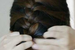 自己怎么编刘海蜈蚣辫（自己怎么编刘海蜈蚣辫视频）