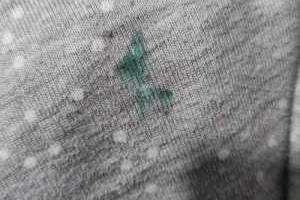 灰色衣服染色了怎么办（灰色的衣服被染色了怎么洗）