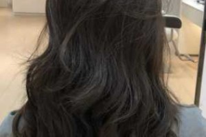 为什么不同人种头发的颜色不一样,头发什么颜色接近黑色又显白