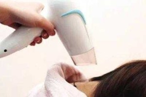 头发卷进吹风机怎么办,电吹风卷进头发怎么办小妙招