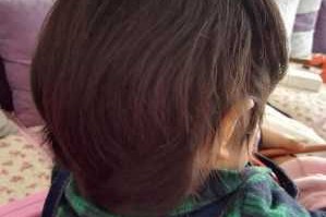 宝宝头发卷是什么原因（爸爸妈妈头发都不卷，为什么孩子头发却有点卷呢）