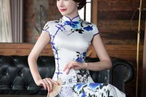 青花瓷旗袍配什么发型（青花瓷旗袍配什么发型好看）