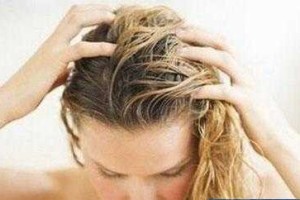 女性头发油是什么原因（女性头发油是什么原因引起的）