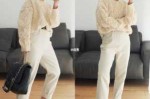 牛仔裤配什么衣服好看女（杏色牛仔裤配什么上衣好看）