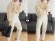 牛仔裤配什么衣服好看女（杏色牛仔裤配什么上衣好看）