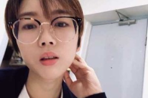白羊女戴眼镜是留长发还是短发好,