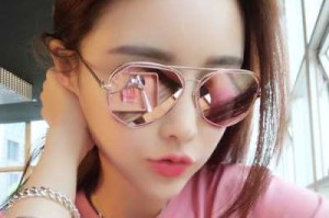 脸大带什么墨镜好看（脸大带什么墨镜好看图片）