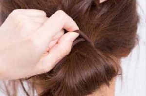 圆梳子怎么吹卷发视频（头发少怎么扎毽子头）