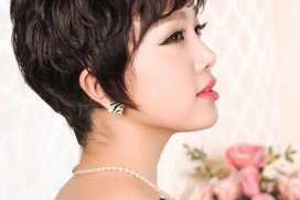 中老年剪什么发型好看（50岁女人不烫发留什么样的短发好看）