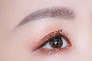 眼线什么颜色（眼线什么颜色好看自然百搭）