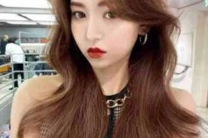 什么颜色头发显年纪小（什么颜色头发显年纪小女生）