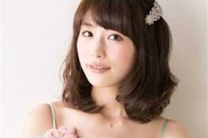 女生前额中间头秃怎么扎头发好看,中长梨花头怎么扎好看图片