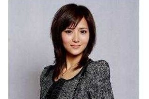女士长碎发怎么剪（女性头发长了该怎么剪短）