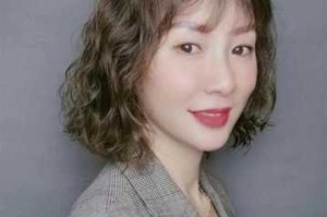 50岁烫什么发型好看（50岁女人烫什么发型最好看）