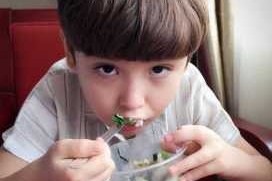 2岁男宝宝剪什么发型（2岁男儿童的头发怎样剪好看）