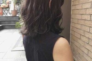 想染头发，不知道栗棕，咖啡，巧克力色那个更好看些,头发染什么颜色接近黑色不容易掉色