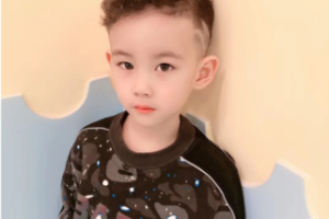 男童今年流行什么发型（大额头的小男孩适合什么发型）
