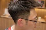 男人戴眼镜剪什么发型（戴眼镜的男孩子适合什么样的发型）