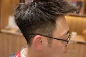 男人戴眼镜剪什么发型（戴眼镜的男孩子适合什么样的发型）