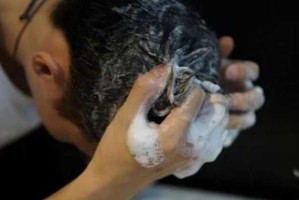 起泡胶弄头发上怎么办,头发打结成硬块怎么办图片