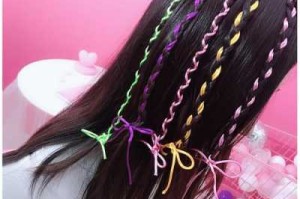 编头发时编在头发里的彩带叫什么,绑头发的丝带叫什么名字