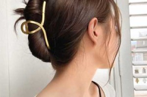 夏天戴帽子怎么扎头发（发卡侧边夹头发一字夹戴法）