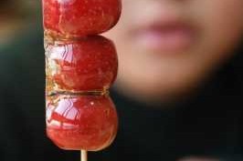 糖葫芦头发怎么扎的（糖葫芦的把子怎样扎的）