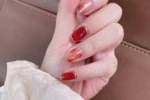 弄指甲什么颜色好看（弄指甲什么颜色好看图片）