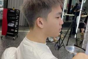 什么发色显脸小男,男生什么发型显瘦脸