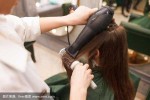 怎么吹出理发店那种顺（理发店的师傅都是怎么样帮顾客吹头的？我想知道怎么吹出好看发型）