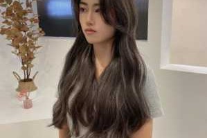 卷发挑染什么颜色好看（卷发挑染什么颜色好看图片）
