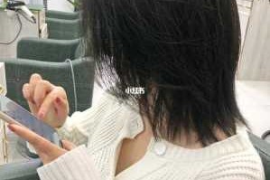 头发打蜡:头发是打无色腊好，还是有颜色的腊好?有一个发型师说打有颜色的腊就不需要先染发就可以。有一,头发打蜡什么颜色好看图片
