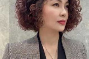 50岁大脸庞女人适合梳哪种发型好看,50岁什么发型最好看圆脸