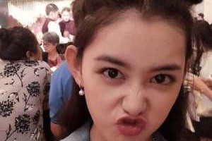 两个啾啾的发型怎么扎（两个啾啾的发型怎么扎起来）