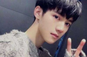 男生怎么把刘海翻上去（男生刘海向前伸怎么办）