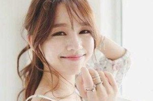 高额头女生怎么扎头发（高额头女生怎么扎头发好看）