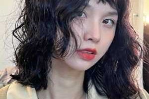 烫发染什么颜色显年轻（如果烫了卷发不染的话会不会显老气哈）